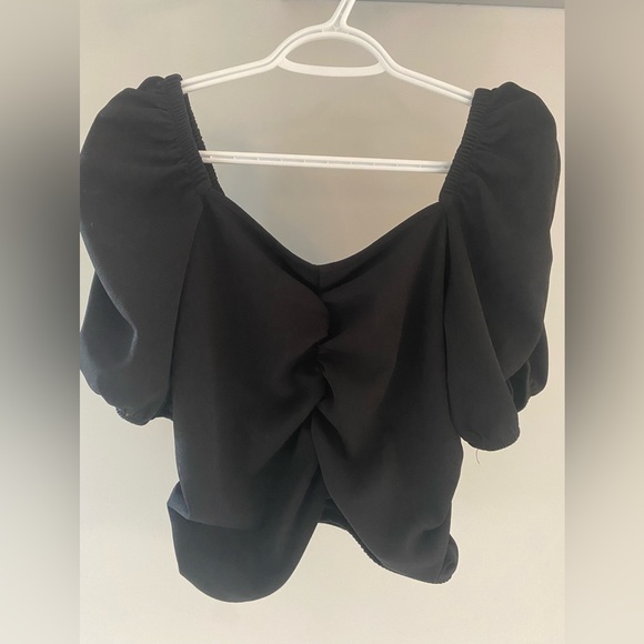 Suzy Shier Tops - Puffy sleeves black ruched top